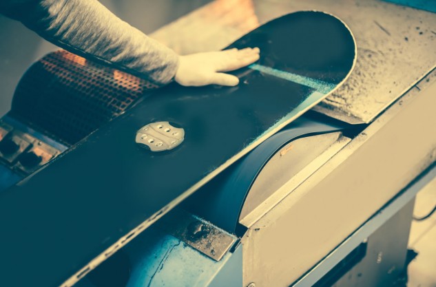 Service für Snowboards bei Sport im Ort